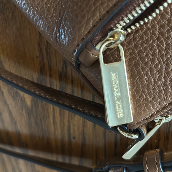 Michael Kors small pebbled leather messenger bag. Like new - Picture 9 of 10